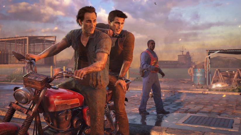 Uncharted 4, rotto il day one su PlayStation 4 Nathan e Sam Drake su una moto in Uncharted 4