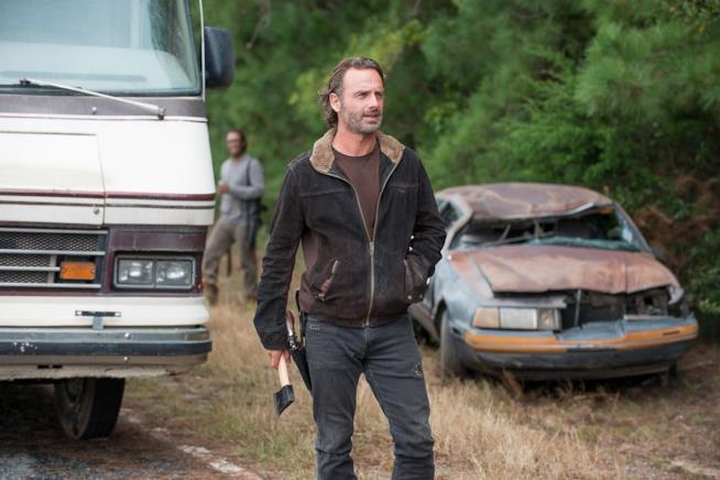 Rick Grimes è la vittima di Negan? Ce lo spiega Robert Kirkman Un'immagine di Rick Grimes con in mano un'accetta dal set della stagione 6