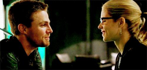 Olicity Oliver sorride a Felicity