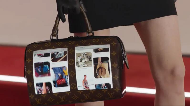 Anche Luois Vuitton opta per i display flessibili, ma per le borse Primo piano della borsa di Luois Vuitton con due display flessibili