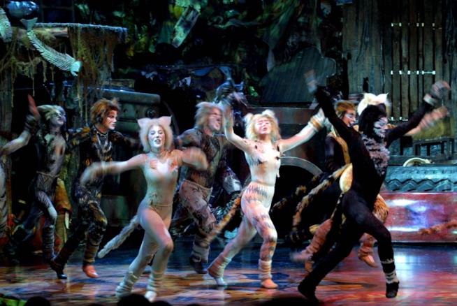 Il film di Cats debutterà nei cinema a partire dal 20 dicembre del 2019 Una scena del musical Cats
