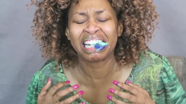 Tide Pods Challenge: YouTube e Facebook rimuovono i video dalle loro piattaforme Screenshot del video dell'utente YouTube GloZell Green mentre mastica una capsula di detersivo