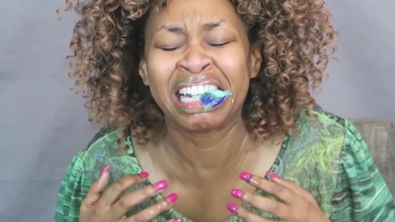 Tide Pods Challenge: YouTube e Facebook rimuovono i video dalle loro piattaforme Screenshot del video dell'utente YouTube GloZell Green mentre mastica una capsula di detersivo