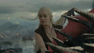 Daenerys Daenerys in groppa a Drogon dà fuoco ai nemici