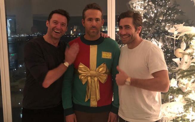 Hugh Jackman e Jake Gyllenhaal prendono in giro Ryan Reynolds Hugh Jackman, Ryan Reynolds e Jake Gyllenhaal