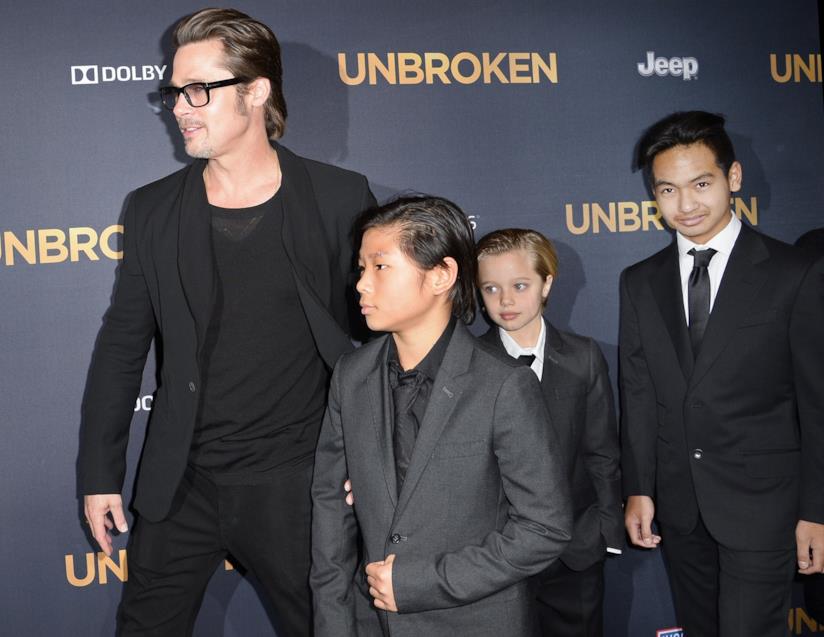 Brad Pitt è ancora indagato per violenza verso i figli Primo piano di Brad Pitt con tre dei suoi figli