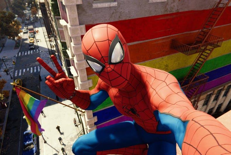 Tom Holland vorrebbe uno Spider-Man gay sul grande schermo Selfie in-game di Spider-Man in Marvel's Spider-Man per PS4; sullo sfondo la bandiera arcobaleno simbolo del Pride