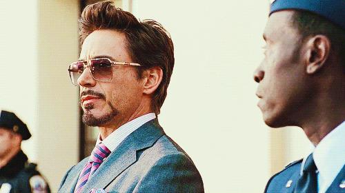 Tony Stark guarda Rhodey Uno sguardo di Tony Stark al Colonnello Rhodes