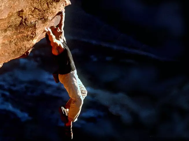 Le scene action più esagerate della saga di Mission: Impossible Tom Cruise nell'arrampicata in verticale di Mission: Impossible 2