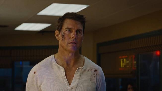 Tom Cruise, dopo La prova decisiva, è ancora Jack Reacher Tom Cruise nella scena iniziale di Jack Reacher 2: Punto di non ritorno