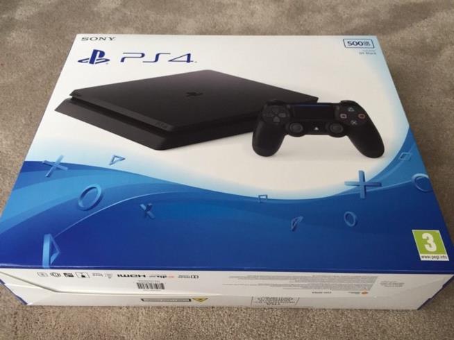 Compra una PS4 a 9 euro pesandola al reparto frutta, poi ci riprova e viene fermato Confezione di PlayStation 4
