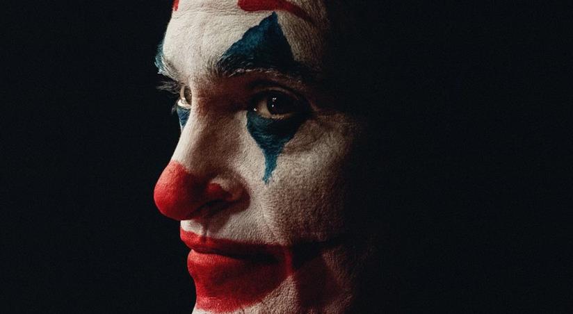 Joker: il divieto cosplay nei cinema e la reazione del LAPD Un primo piano di Joaquin Phoenix nel film Joker
