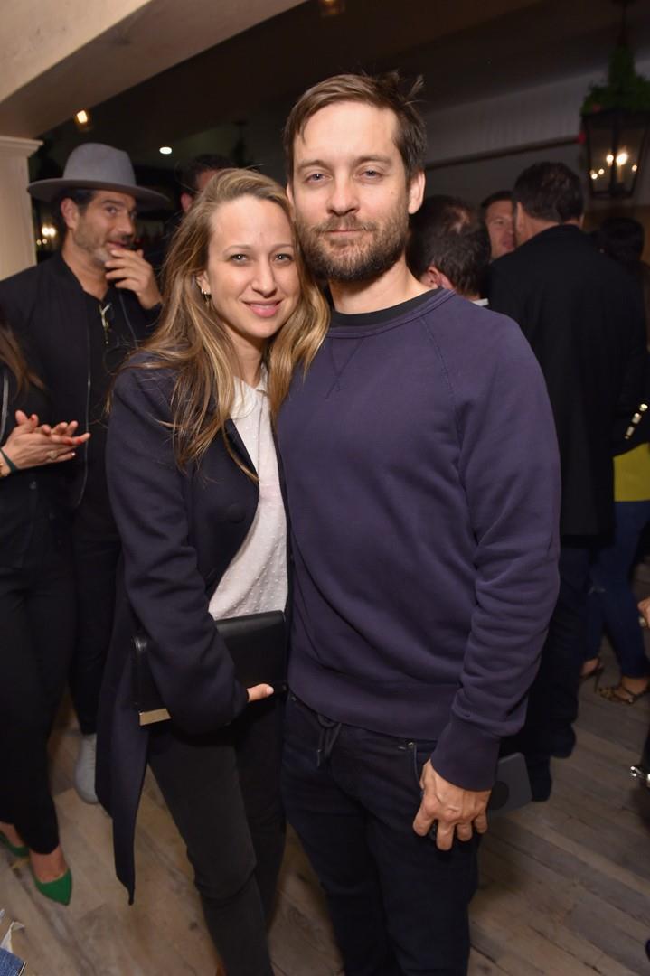Tobey Maguire e Jennifer Meyer si separano Immagine di Tobey Maguire e Jennifer Meyer abbracciati
