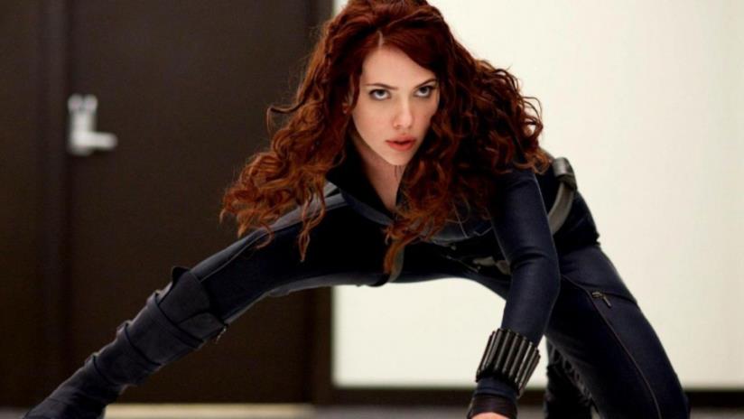 Black Widow: nuovo sguardo a Taskmaster in una concept art Un'immagine di Scarlett Johansson in posa da combattimento come Vedova Nera