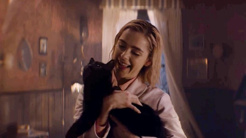 Le Terrificanti Avventure di Sabrina: come mai Salen non parla? Ecco la spiegazione Sabrina e Salem in un'immagine da Le Terrificanti Avventure di Sabrina