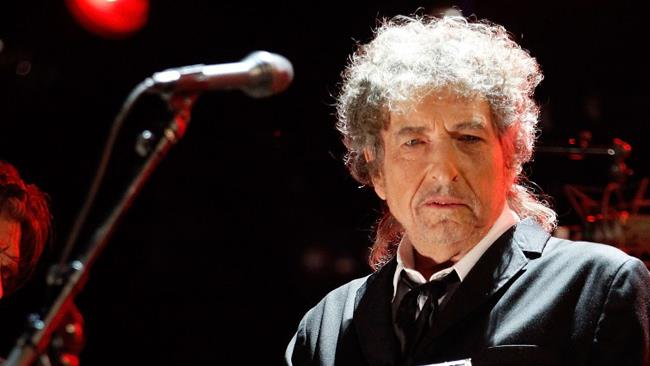 Bob Dylan non risponde personalmente all'Accademia di Svezia, resta incerta la sua presenza alla cerimonia Bob Dylan