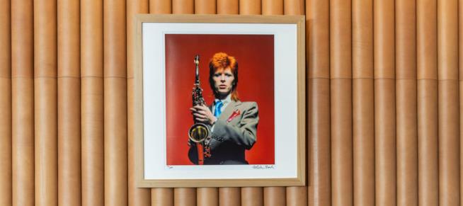A Londra apre Ziggy’s, il primo bar interamente dedicato a David Bowie Un interno del bar Ziggy's dove è esposta sulla parete una foto di David Bowie