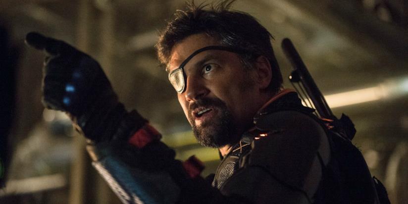 Deathstroke torna in Arrow 6: ecco la foto dal set Deathstroke con l'indice alzato e l'occhio coperto