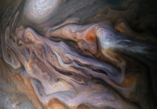 Foto mozzafiato di Giove scattata dalla sonda Juno della NASA Il "delfino spaziale" nel cielo di Giove