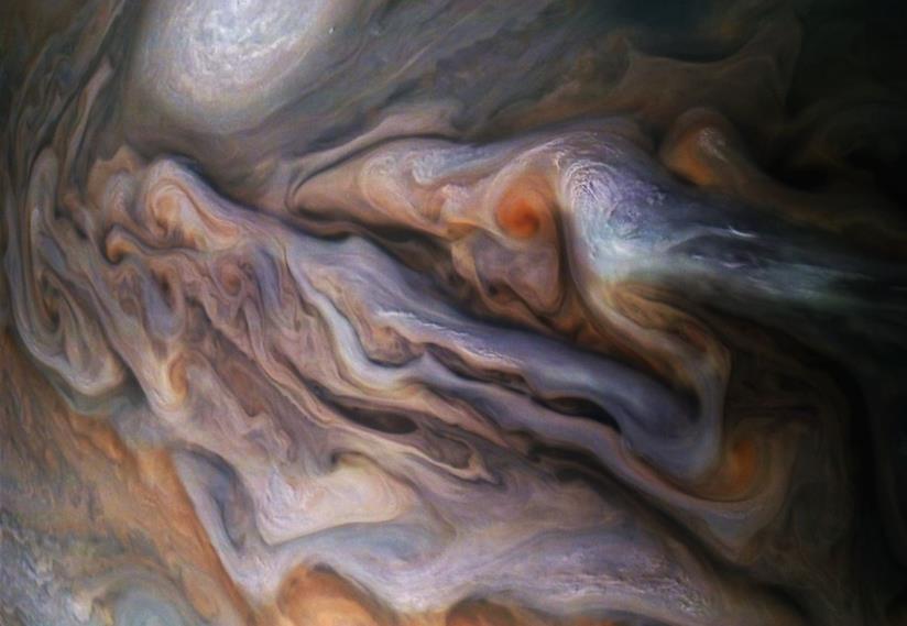 Foto mozzafiato di Giove scattata dalla sonda Juno della NASA Il "delfino spaziale" nel cielo di Giove