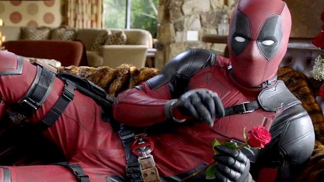 Deadpool con rosa Deadpool in posa sexy con una rosa