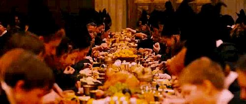 Una cena a Hogwarts Gli studenti di Hogwarts si gustano una cena coi fiocchi