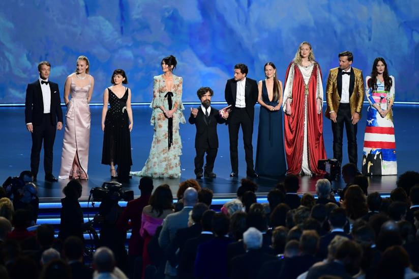 Il cast di Game of Thrones sale sul palco degli Emmy, ma non Bran Stark: il web si scatena Il cast di Game of Thrones invitato sul palco per celebrare la serie TV agli Emmy 2019