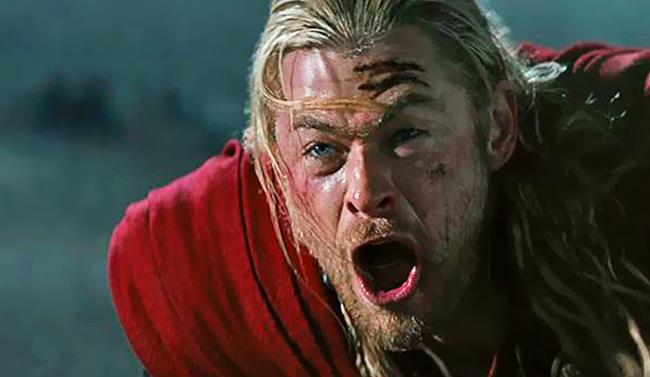 Chris Hemsworth ha avuto paura di essere licenziato Chris Hemsworth sul red carpet