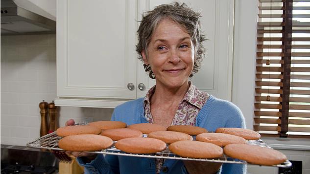 Carol di The Walking Dead ha cucinato dei biscotti Carol di The Walking Dead tiene in mano dei biscotti