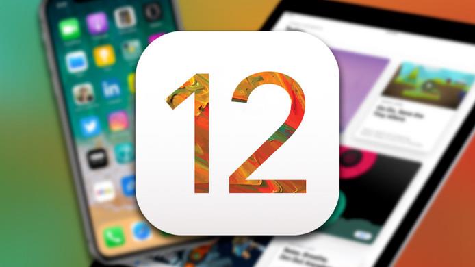 Apple ha presentato iOS 12: tutte le novità del nuovo sistema operativo Primo piano del logo iOS 12 e sullo sfondo un iPhone e un iPad