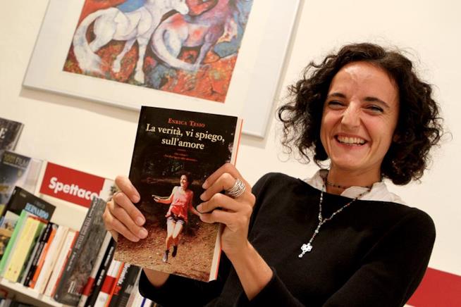 La verità, vi spiego, sull'amore Foto a mezzo busto della scrittrice Enrica Tesio