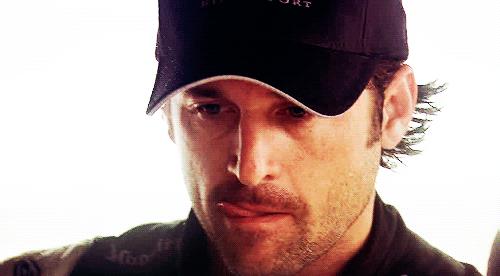Patrick Dempsey impegnato. Una gif di Patrick Dempsey dallo sguardo impegnato.