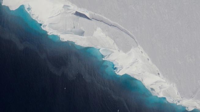 NASA scova cavità sotto l’Antartide di dimensioni quasi pari a quelle di Manhattan Una foto dall'alto del ghiacciaio Thwaites in Antartide