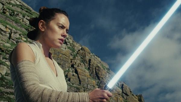 Star Wars: Gli Ultimi Jedi, Rian Johnson parla della rivelazione più controversa del film Un'immagine di Rey da Star Wars: Gli Ultimi Jedi