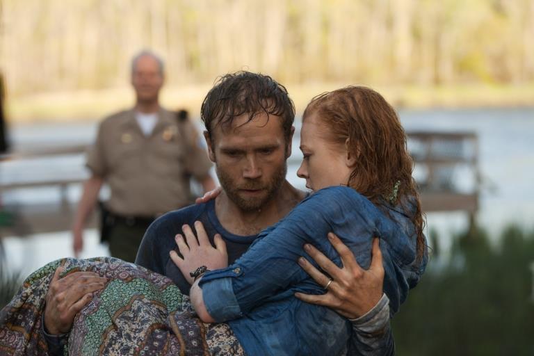 Preston e Jessie/Jessabelle Preston riporta Jessie/Jessabelle in casa dopo averla salvata dalle profondità del lago