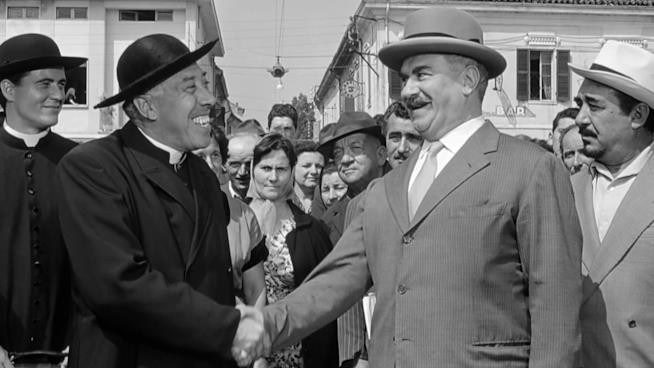 Le scene più esilaranti di Don Camillo Monsignore... ma non troppo Fernandel e Gino Cervi in una scena del film