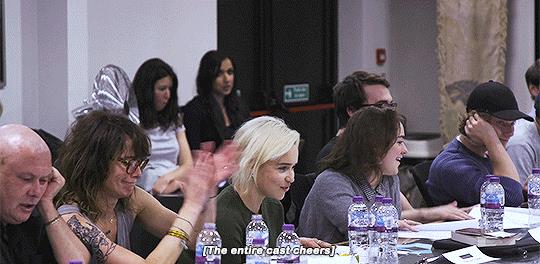 L'intero cast esulta Il cast di GoT 8 esulta per la vittoria contro il Re della Notte