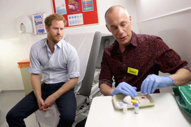Harry di Inghilterra fa il test HIV in diretta streaming Harry durante il test HIV in diretta streaming