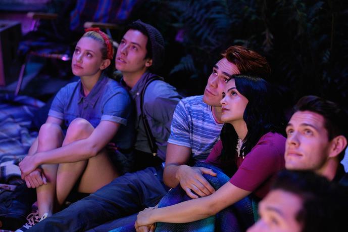 Nuove immagini dalla quarta stagione di Riverdale I personaggi di Betty, Jughead, Archie, Veronica e Kevin, seduti a guardare il cielo