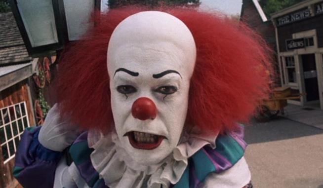 Cambia l'aspetto di Pennywise sul set del film IT Pennywise nella miniserie IT