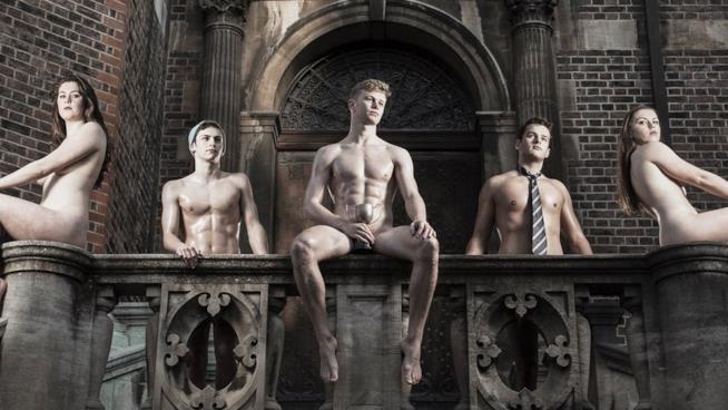 Gli studenti di Cambridge nudi per un calendario a scopo benefico Un'immagine di Cambridge