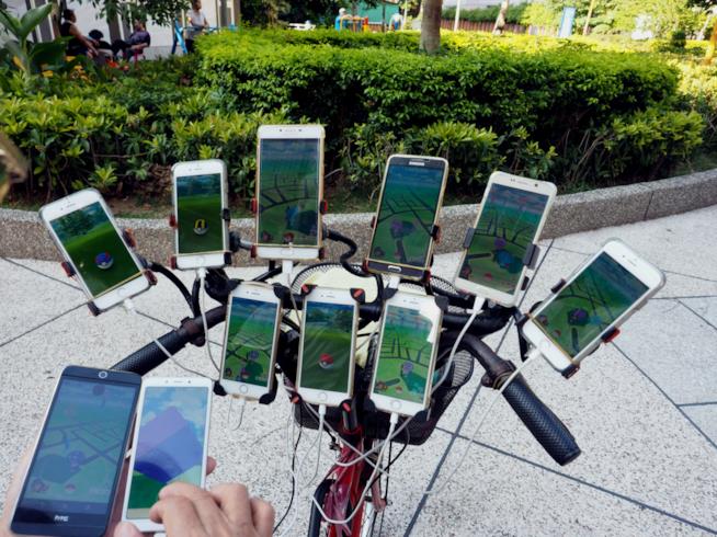 Gli 11 smartphone usati dal pensionato per catturare i Pokémon Sì, gli ho contati e sono 11