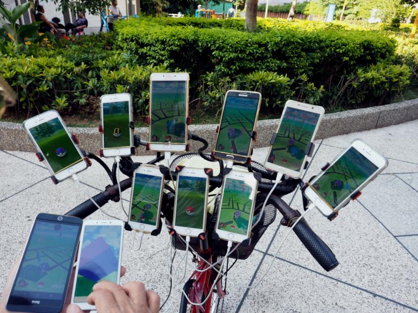 Gli 11 smartphone usati dal pensionato per catturare i Pokémon Sì, gli ho contati e sono 11