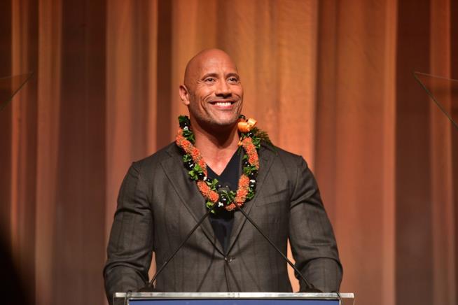 The Rock si fa mettere lo smalto rosso sulle unghie dalla figlia Jasmine Lia Dwayne Johnson 'The Rock'