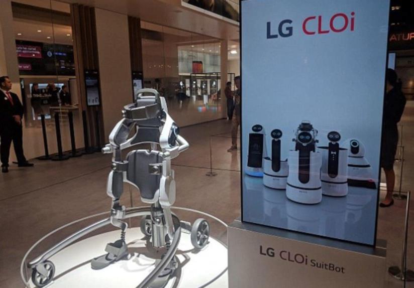 CLOi SuitBot, il robot indossabile di LG per il lavoro del futuro CLOi SuitBot in esposizione