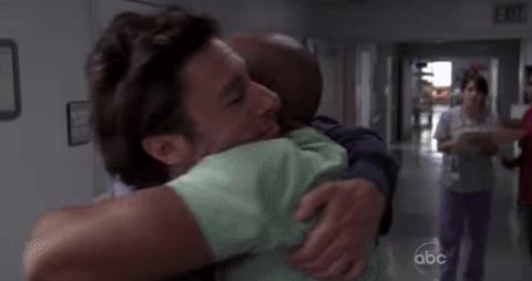 Scrubs, una raccolta delle frasi più iconiche della serie J.D. abbraccia Turk