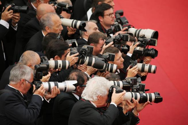 Cannes 2016, le star del cinema sbarcheranno sulla Croisette I fotografi al lavoro sul red carpet di Cannes