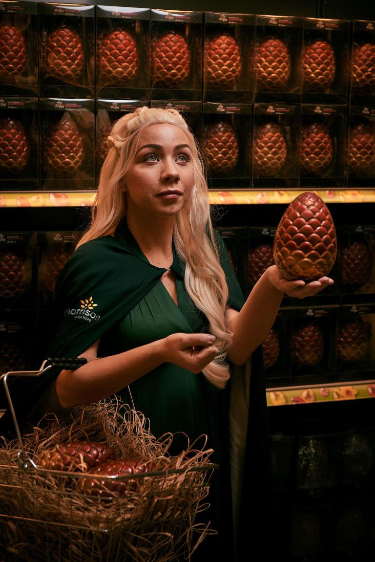 Uova di drago al cioccolato Una commessa di Morrisons mostra le uova di drago al cioccolato