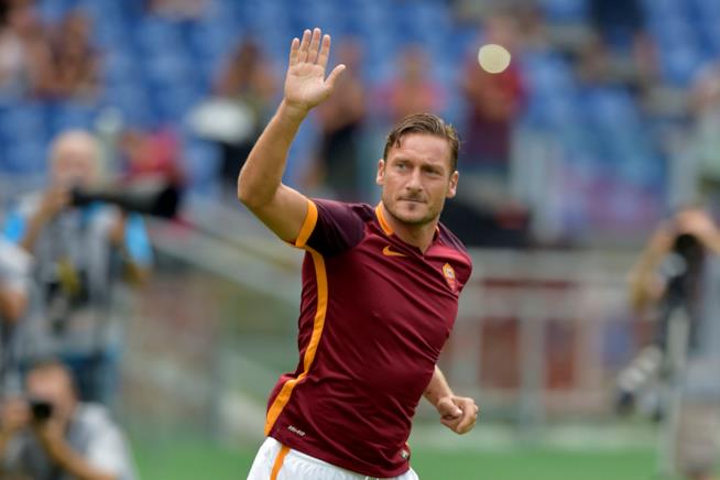 Totti dice addio alla Roma, ecco la sua evoluzione in 20 anni di FIFA! Francesco Totti dice addio al calcio