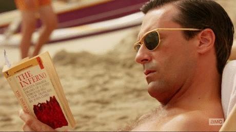 La classifica dei 10 libri da leggere assolutamente a luglio 2017 Don Draper legge in spiaggia in una scena di Mad Men